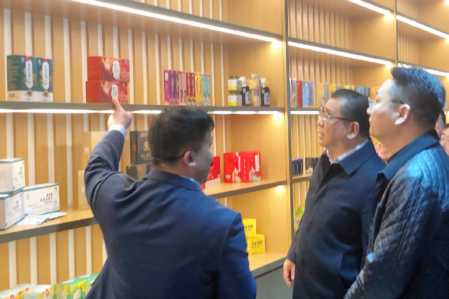 亳州市委书记杜延安一行走进亳州​养生会客厅季海堂产品展区指导工作